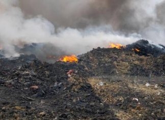 Bomberos de Haina llevan tres dias luchando contra fuego